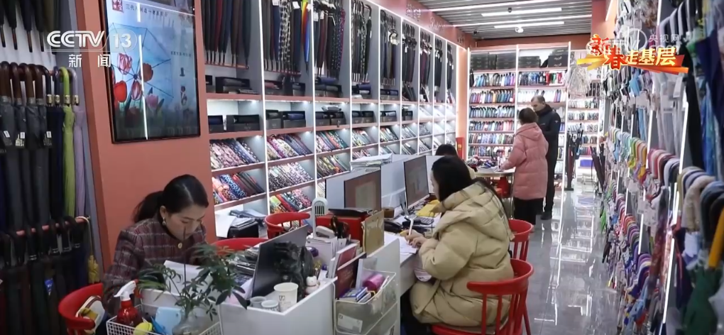 拳”凝聚合力 “品牌出海”成为义乌热词mg不朽情缘网站新春走基层 “攥指成(图4)